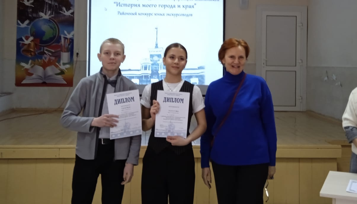 Победа в конкурсе экскурсоводов школьных музеев.