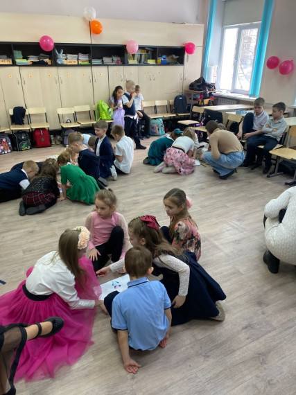 В 1в классе прошла игровая программа "А, ну-ка, девочки!".
