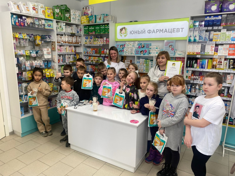 Учащиеся 1В класса посетили аптеку "Планета здоровья".